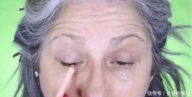 六旬老太被老伴儿嫌弃长得丑, 化妆之后老伴反而觉得配不上她!