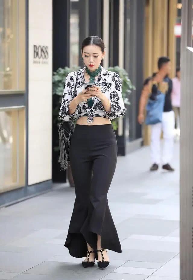 「位美女」重拾“失宠”的阔腿裤,遮肉又显瘦,还能化解“水桶腰”的困扰!