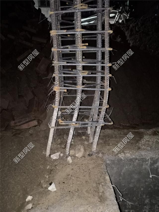 农村小伙盖房发现钢筋歪了10公分？这施工队太马虎，赶紧给钱走人
