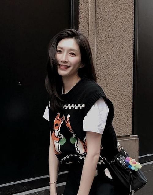  [吃香]最近卫衣不吃香了，这款“上衣”正当红，明星都在穿，保暖又时髦