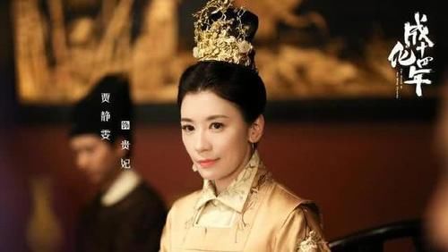 『中年』贾静雯藏不住的“中年走形”，未修图皱纹明显，身材走样腰腹臃肿