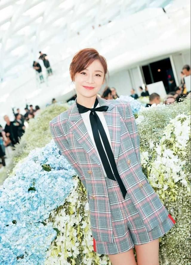 袁姗姗又开始自黑了，女神变村姑只用一条红色打底裤就做到了！