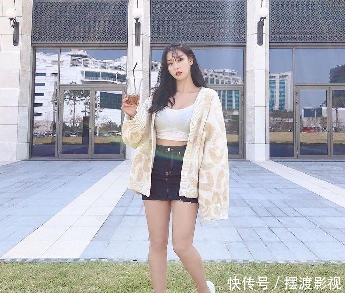  微胖：拥有甜美笑容的“微胖”小姐姐，随意地穿搭诠释好身材