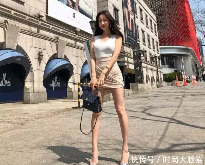 颜值很高的紧身裙美女,身材曼妙匀称,非常显气质!