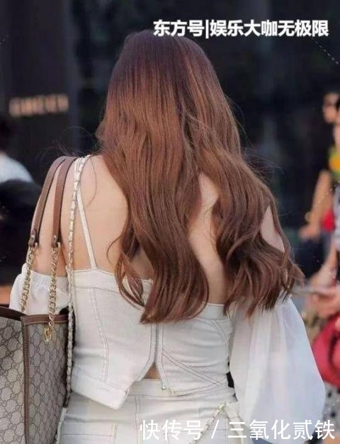  『美女』街拍：楚楚动人的美女，一件黑色背心配牛仔短裤，青春活力气质范