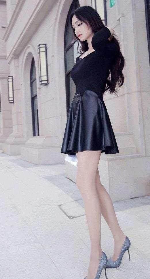 紧身裙裤魅力无法抵挡,搭配高跟鞋完美展露好身材