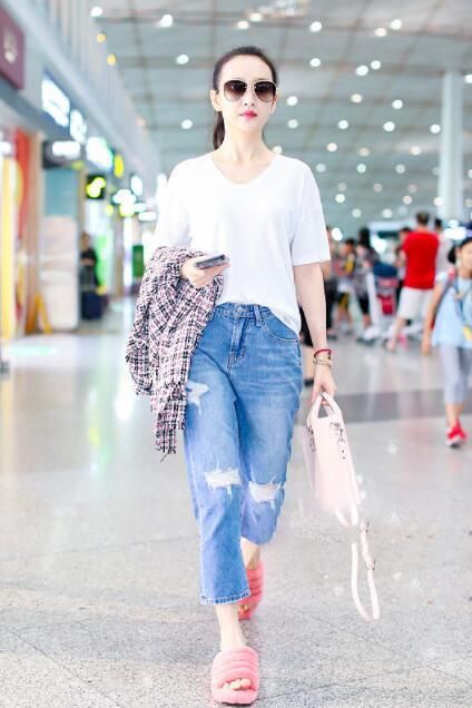 36岁王鸥真敢穿!慵懒风不够拖鞋来凑,网友:看到拖鞋我只能沉默