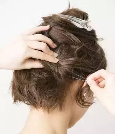 扎头发真的有那么难吗？你试试这个，再也不想披头散发