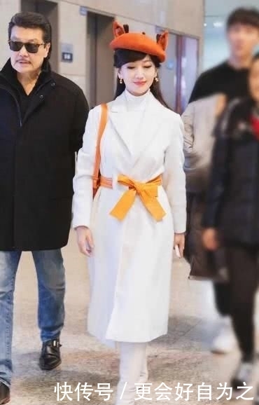  『穿搭』赵雅芝终于“扮嫩”成功，鹅黄色毛衣配短裤时髦又减龄，哪像65岁