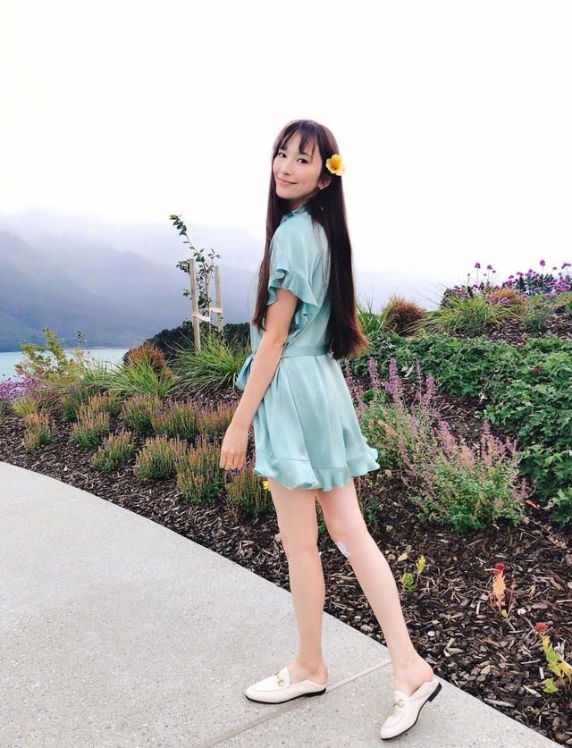 始终嫁不进豪门的吴佩慈，镂空裙秀长腿，网友：这脸越变越像男人