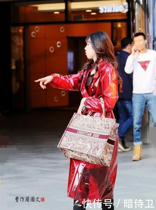 「花样」街拍:选择花样高筒靴的美女