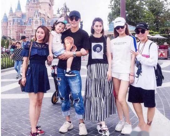 洪欣再回应张丹峰疑似出轨事件，表示会提醒毕滢不要穿睡衣乱跑