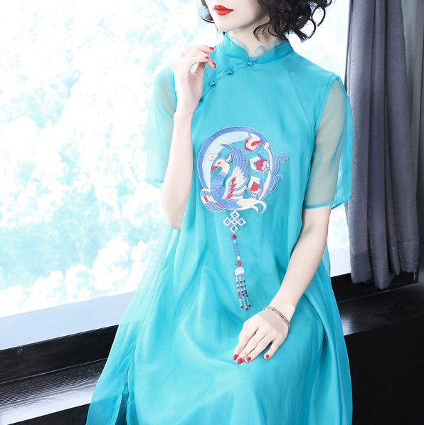 现在女人超敢穿，如此性感的旗袍直接就这样穿出门，美得出奇