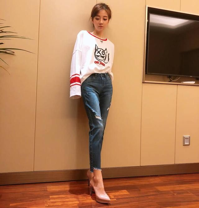 冯提莫一米五实锤!路人抓拍暴露真相,网友:滚出娱乐圈!