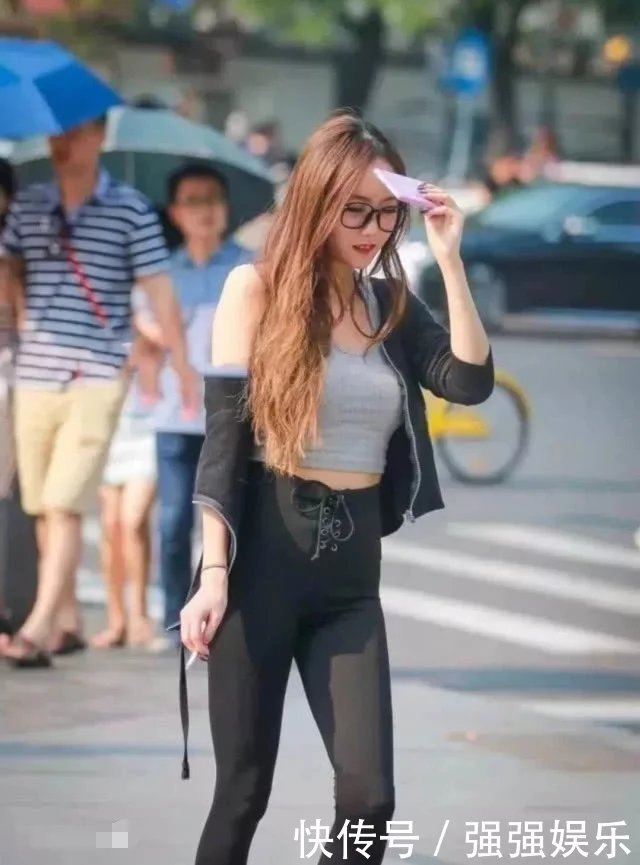 俏皮小女神紧身裤绷出丰腴的臀围，下滑的上衣露雪白香肩