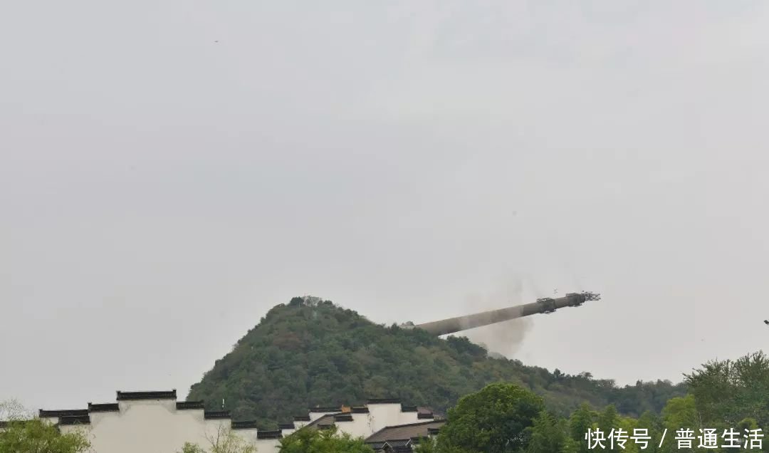  「竖立」安徽第一座跨江输电塔爆破拆除，竖立江边60年，高达113