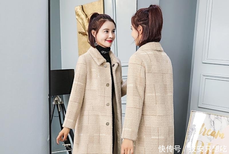  #女人#在强调一次穿大衣别搭阔腿裤，看看下面女人怎么穿，美的与众不同