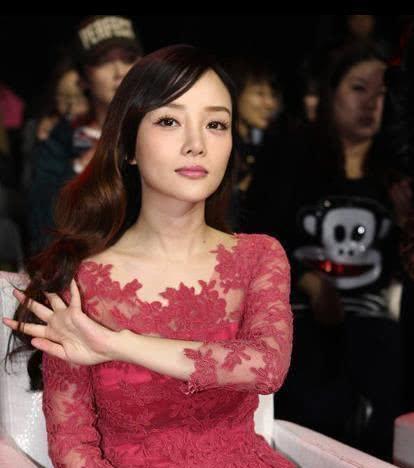 李小璐透视装出镜,成龙大哥又抱了上去,网友替