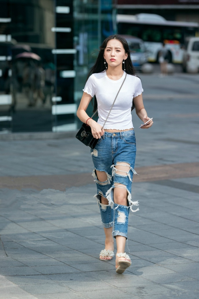 路人街拍：小姐姐的破洞牛仔裤还能更破一点吗？一点不影响秀美腿