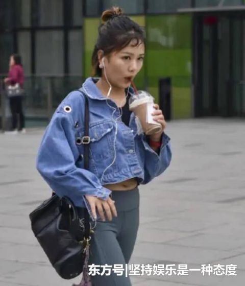  「身材」街拍：身材高挑的小姐姐，一条白色的连衣裙，时尚美丽大方气质
