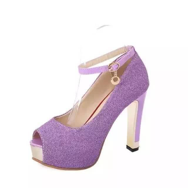 女人不用怕比例不好，秋天正好穿双高跟鞋来改良，穿上显高没商量