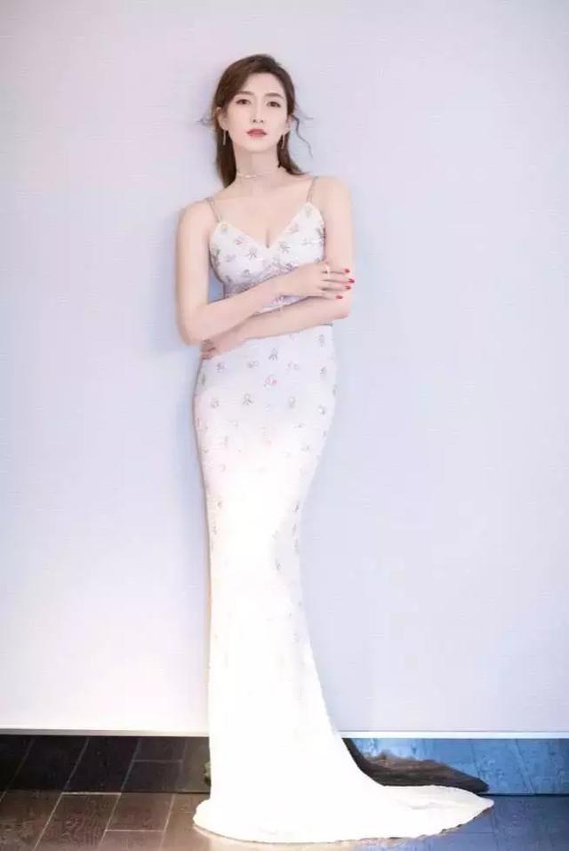 江疏影霸气亮相，最显眼的不是碎花衬衫，而是白皙的“筷子腿”!