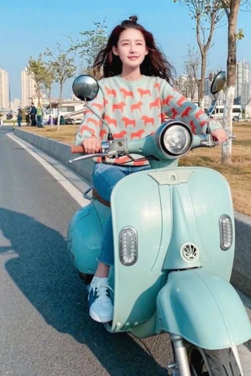  真实@有种“腿精”叫李沁，穿紧身裤骑电瓶车，看到她的真实腿长，我酸了