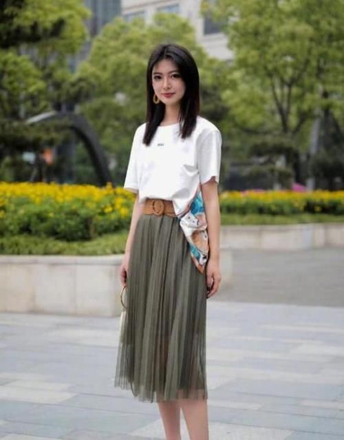  『短袖』街拍：软玉温香的美女，一件白色短袖配清爽纱裙，时尚清新气质