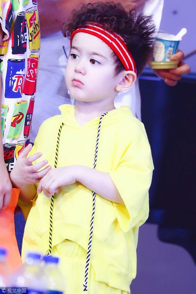 《放开我北鼻》周嘉成仰头一笑“萌力”四射  穿黄色套装梳小卷毛