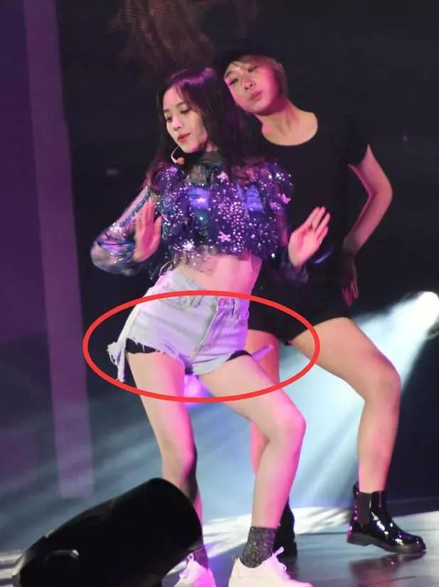鞠婧祎性感热舞，牛仔太短竟露出黑丝打底裤