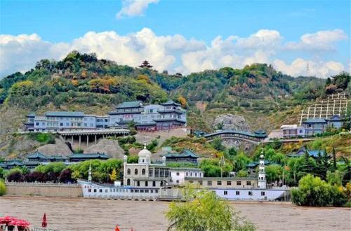 这里的牛肉面名满中国，还是我国最长的城市，东西长达100公里