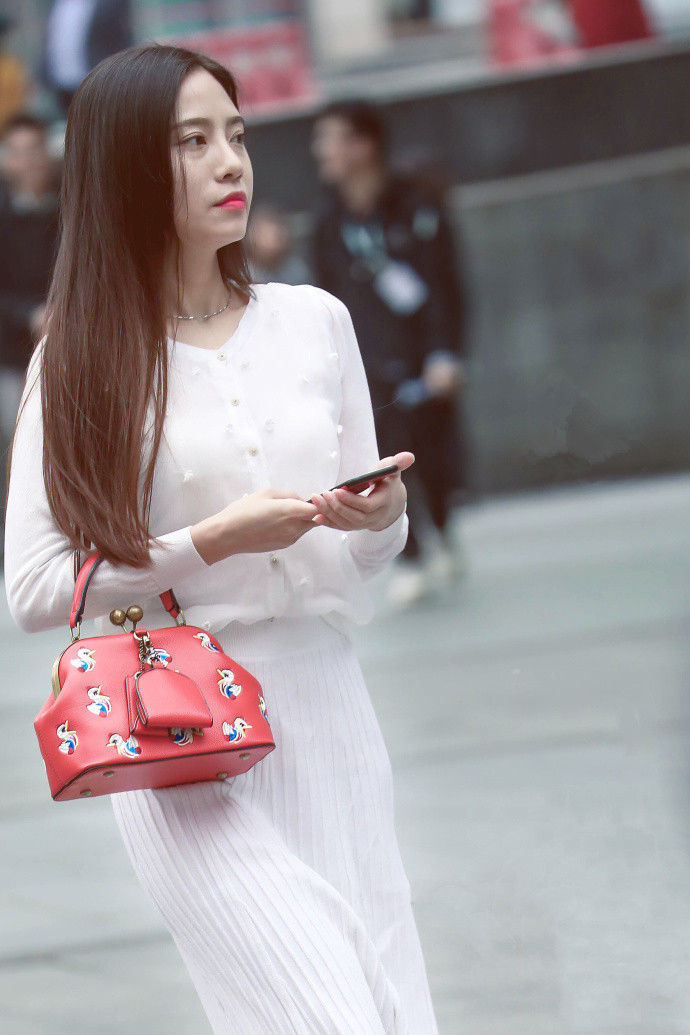 重庆街拍，设计感十足的修身连衣裙，也掩盖不了小姐姐的好身材