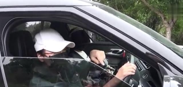  杨怡：杨怡怀孕后首现身，挺7月孕肚载母亲外出，下车接受采访很亲切