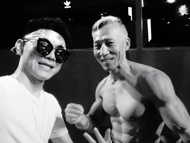 六旬中国大爷一夜爆红米兰时装秀，圈粉无数，秒杀网红小鲜肉