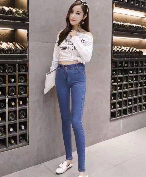 温婉柔美的牛仔裤美女，展现窈窕身姿，更有浪漫活力