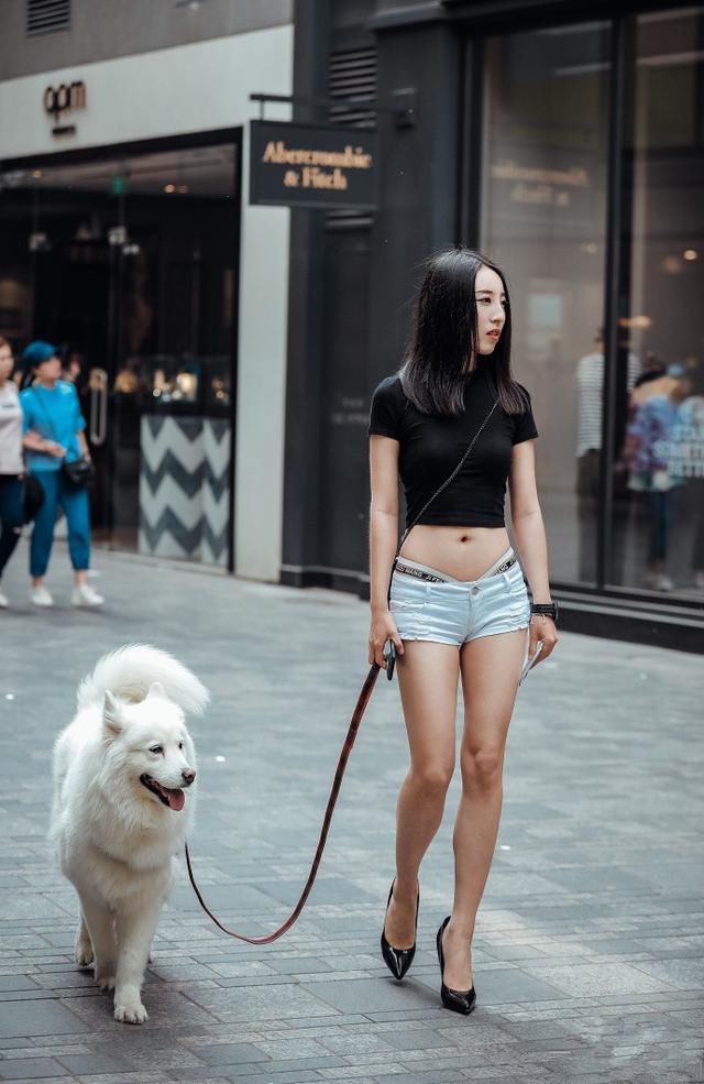 路人街拍，一个人的气质与穿衣搭配息息相关!