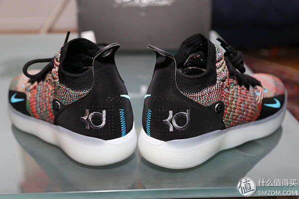 新买的东西 篇一:KD11骚彩色伪开箱，拍出来比实际好看的鞋子