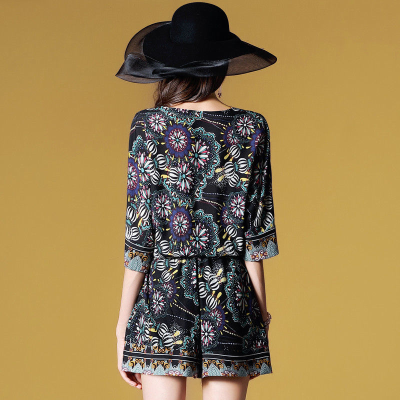 短裤套装+高跟鞋，高挑美嫩，举手投足间成为全场焦点