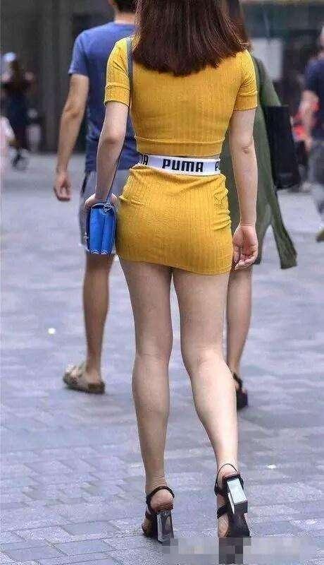 路人街拍：都怪风太大了，小姐姐淡定装作什么都没有发生