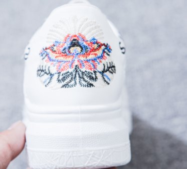 高跟鞋穿腻了，试试下面这几款小白鞋，超级百搭还特洋气还不磨脚