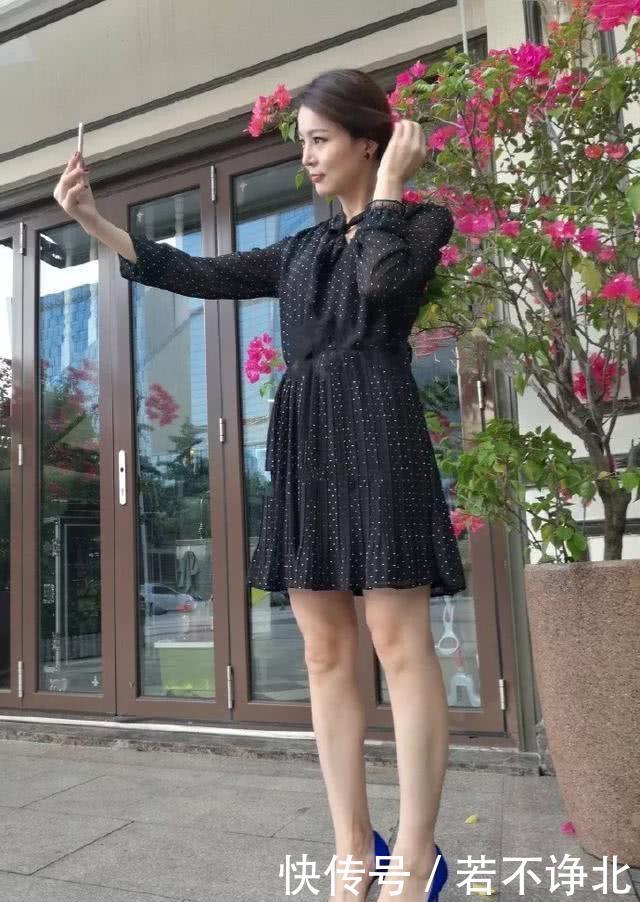 【动人】路人街拍,美女靓丽动人,搭配一条黑色的百褶裙,经典又洋气