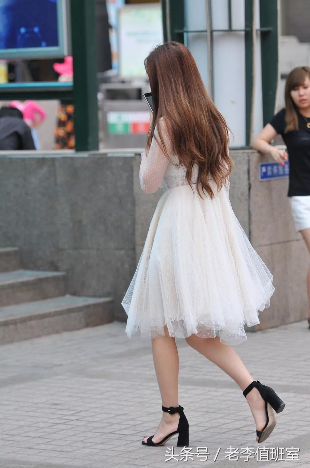 街拍:穿白裙的丰满漂亮性感美女