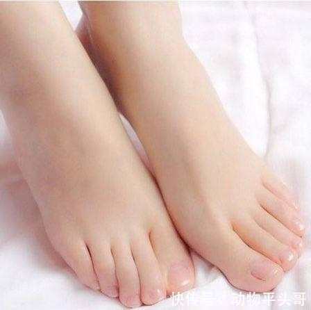 穿起薄薄的丝袜, 描绘出朦胧的曲线美