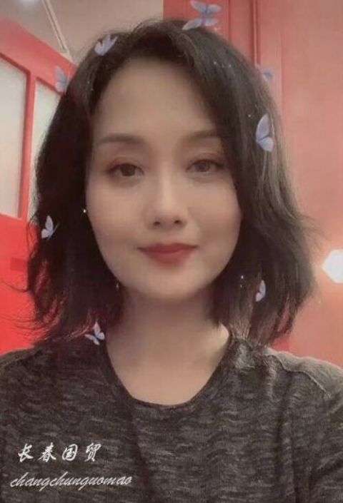 如今:她17岁模特身份出道,曾是内地最红的挂历女郎,如今52岁风韵犹存