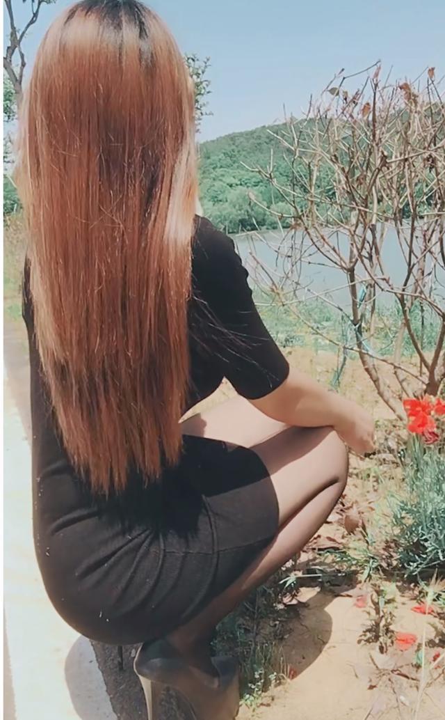 成熟风韵包臀裙搭配肉丝袜，让人看了不醉不行