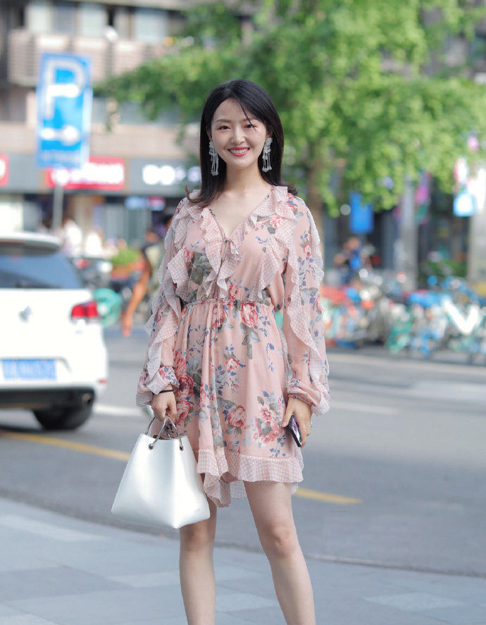  「精致」和款式精致的装扮一起,打造靓丽造型,将时尚进行到底