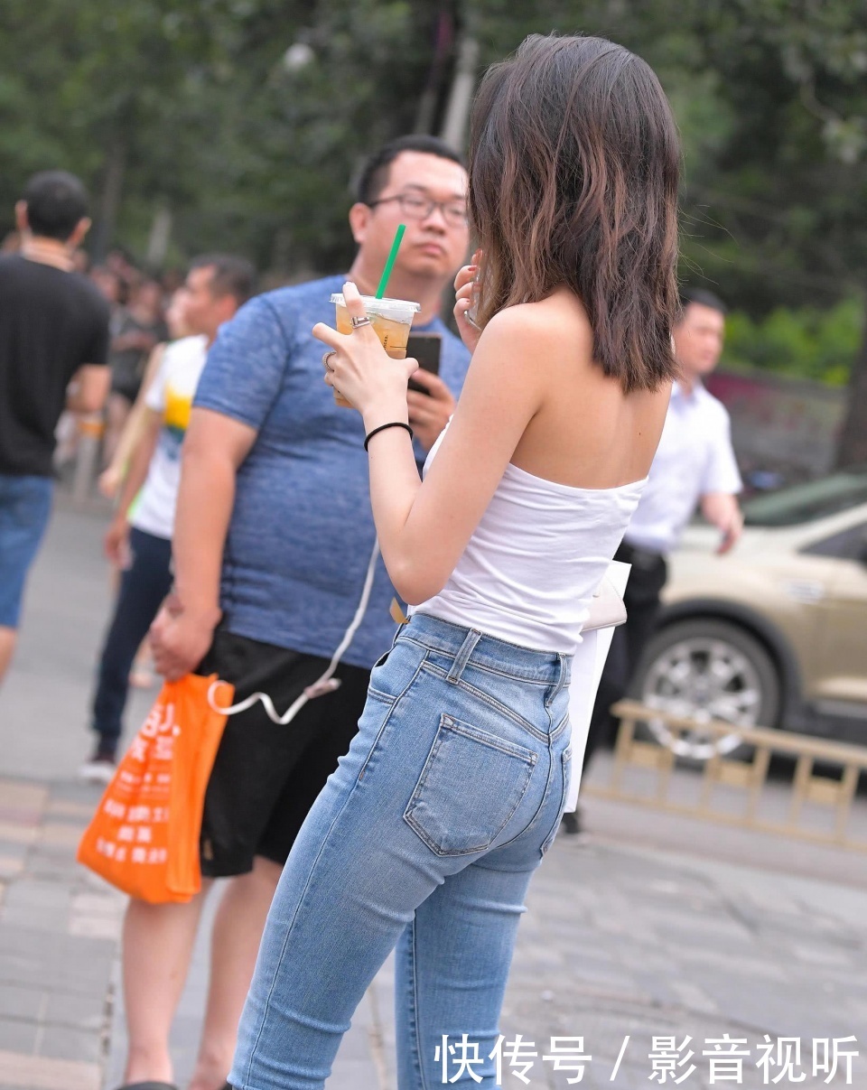 街拍美女：小姐姐紧身装穿出不俗的效果，走在大街上很是吸睛