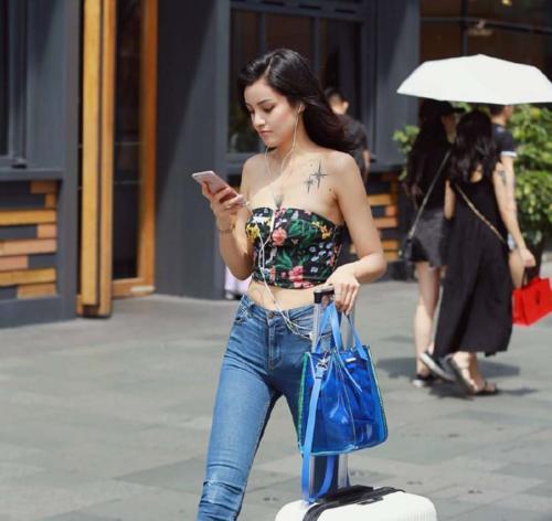 街拍:粉嫩的颜色显得美女更加白皙甜美,两个小姐姐都美丽动人!