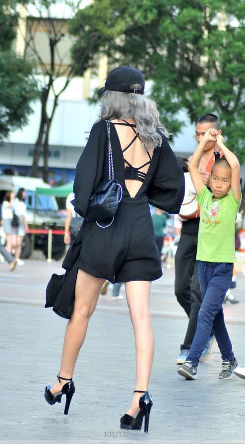 火辣时尚小姐姐黑色深V露背连衣裙露出一片天,吊带透视装霸气外