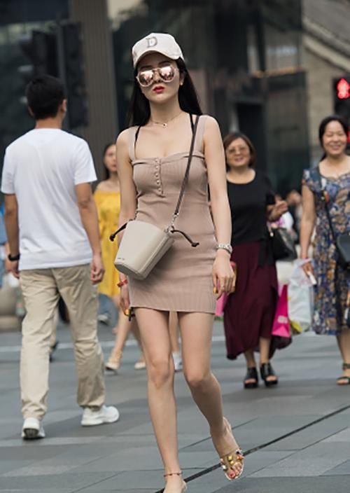  [完美]女神潮范儿美搭！夏日街拍：活力少女完美身材,目测腿长一米七！